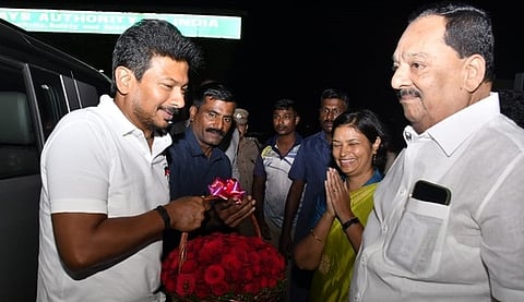 துணை முதல்வருக்கு அமைச்சா் காந்தி தலைமையில் வரவேற்பு