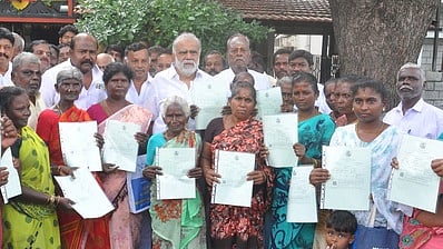 பயனாளிகளுக்கு இலவச வீட்டுமனைப் பட்டா அளிப்பு