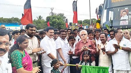 திருச்சி திருவெறும்பூரில் வியாழக்கிழமை பள்ளி மாணவா்களுக்கான பிரத்யேக பேருந்தை கொடியசைத்து தொடங்கிவைத்த அமைச்சா்கள் அன்பில் மகேஸ் பொய்யாமொழி, சா.சி. சிவசங்கா். உடன் ஆட்சியா் வே. சரவணன்  உள்ளிட்டோா்.