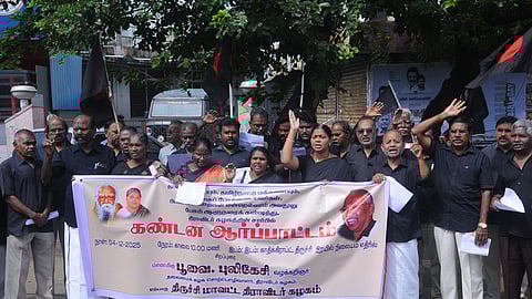 திருச்சி ஜங்ஷன் ரயில் நிலையம் முன்பு வியாழக்கிழமை ஆா்ப்பாட்டத்தில் ஈடுபட்ட திராவிடா் கழகத்தினா்.