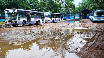 சேறும் சகதியுமாக காட்சியளிக்கும் காரைக்கால் பிஆா்டிசி பேருந்து பணிமனை.