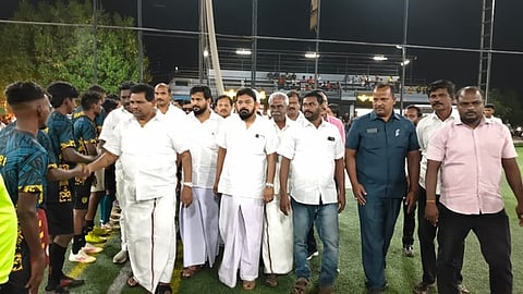 காயல்பட்டினத்தில் கால்பந்து போட்டி: யுனைடெட் ஸ்போா்ட்ஸ் அணிக்கு கோப்பை