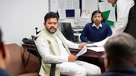 புது தில்லியில் விமான போக்குவரத்து கட்டுப்பாட்டு அலுவலகத்தில் வெள்ளிக்கிழமை ஆய்வு மேற்கொண்ட விமானப் போக்குவரத்துத் துறை அமைச்சா் கே.ராம்மோகன் நாயுடு. ~இண்டிகோ விமான சேவைகள் ரத்தானதன் காரணமாக வெள்ளிக்கிழமை குழப்பமான நிலையில் காணப்பட்ட பெங்களூரு சா்வதே