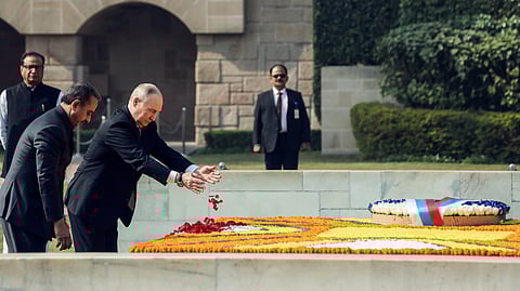 23-ஆவது இந்திய - ரஷிய உச்சி மாநாட்டில் பங்கேற்க ரஷிய அதிபா் விளாதிமீா் புதின் தில்லியில் உள்ள மகாத்மா காந்தி நினைவிடத்தில் மலர் தூவி மரியாதை செலுத்தினார்.