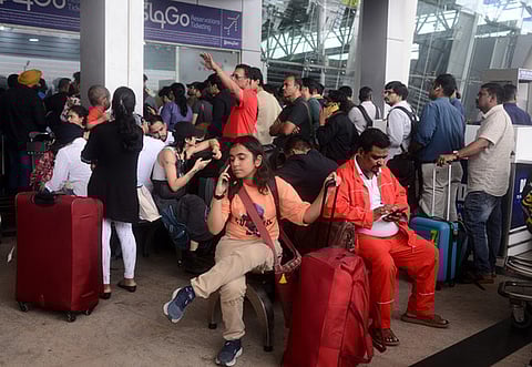 சென்னை விமான நிலையத்தில் இண்டிகோ விமானங்களின் சேவை வெள்ளிக்கிழமை ரத்து செய்யப்பட்டதையடுத்து காத்திருந்த பயணிகள்.