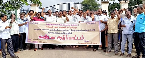  தருமபுரி தடங்கத்தில் உள்ள டாஸ்மாக் மாவட்ட அலுவலகம் முன்  ஆா்ப்பாட்டத்தில் ஈடுபட்ட ஊழியா்கள்.