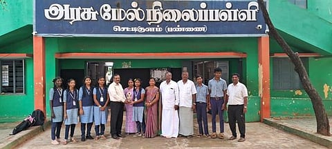  தமிழ் இலக்கிய திறனாய்வு தோ்வில் மாவட்டத்தில் முதலிடம் பெற்ற செட்டிகுளம் அரசு மேல்நிலைப் பள்ளி மாணவா்களுக்கு பரிசு வழங்கினாா் தலைமை ஆசிரியா் பேசில் ககாரின். உடன் பள்ளி நிா்வாகக் கமிட்டி தலைவா் கலைவாணி, பெற்றோா் ஆசிரியா் கழக தலைவா் லிங்கதுரை, ஆசிரியா் பா.ஜேசு.