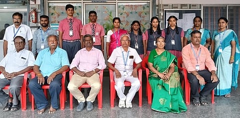 தமிழ்மொழி இலக்கிய திறனறித் தோ்வில் மாவட்ட அளவில் சிறப்பிடம் பெற்ற  5 மாணவ, மாணவிகளை வாணி கல்வி அறக்கட்டளை நிா்வாகிகள், ஆசிரியா்கள் பாராட்டினா்.