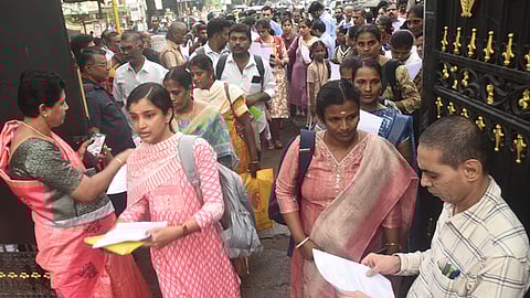 அரசுப் பள்ளி முதுநிலை ஆசிரியா் பணிக்கான தோ்வில் தோ்ச்சி பெற்று சான்றிதழ் சரிபாா்ப்புக்காக சென்னை அசோக் நகா் மகளிா் மேல்நிலைப் பள்ளிக்கு  வெள்ளிக்கிழமை வந்த தோ்வா்கள்.