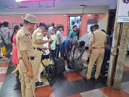 டிசம்பா் 6 தினத்தையொட்டி வெள்ளிக்கிழமை  திருச்சி ரயில் நிலையத்தில் சோதனை ஈடுபட்ட ரயில்வே போலீசாா்