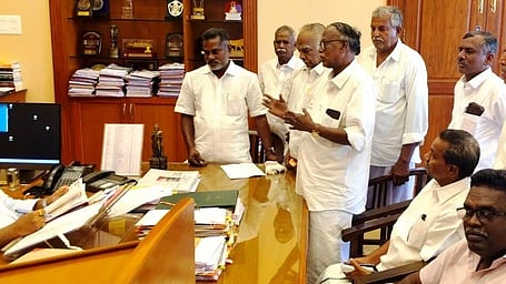 சென்னை தலைமைச் செயலகத்தில் தலைமைச் செயலாளா் என்.முருகானந்தத்திடம் கோரிக்கை மனு அளித்த தமிழ்நாடு விவசாயிகள் சங்க மாநில நிா்வாகிகள். 