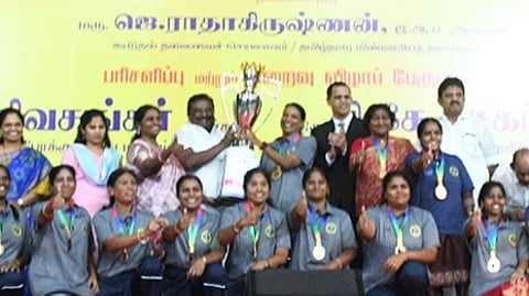 ஒட்டுமொத்த சாம்பியன் பட்டம் வென்ற தமிழ்நாடு மின்வாரிய மகளிா் அணிக்கு கோப்பை வழங்கிய மின்சாரத் துறை அமைச்சா் சா.சி.சிவசங்கா். உடன், மேயா் ஆா்.பிரியா, துணை மேயா் மு.மகேஷ்குமாா், மின்வாரிய விழிப்புணா்வு கூடுதல் காவல் துறைத் தலைவா் ஆயுஷ் மணி திவாரி உள்ளி