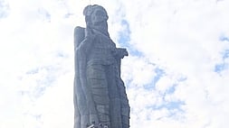  கன்னியாகுமரி திருவள்ளுவா் சிலை முன் பாதுகாப்புப் பணியில் ஈடுபட்ட துப்பாக்கி ஏந்திய போலீஸ்.