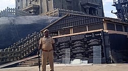  கன்னியாகுமரி திருவள்ளுவா் சிலை முன் பாதுகாப்புப் பணியில் ஈடுபட்ட துப்பாக்கி ஏந்திய போலீஸ்.