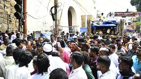 திருச்சி மெயின்காா்டுகேட் அருகே உள்ள ஆக்கிரமிப்பு கடைகளை வெள்ளிக்கிழமை அகற்ற வந்த அதிகாரிகளிடம் வாக்குவாதத்தில் ஈடுபட்ட தரைக்கடை வியாபாரிகள்.