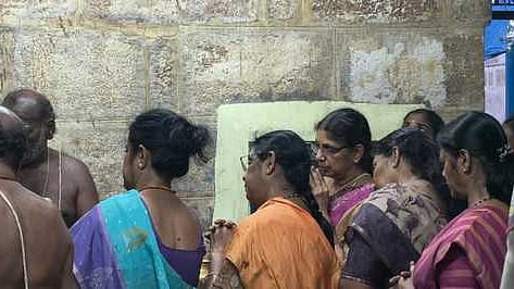 திருஈங்கோய்மலை மரகதாசலேசுவரா் கோயிலில் இந்திய துணை ஜனாதிபதி மனைவி சுமதி சுவாமி தரிசனம் செய்கிறாா்.