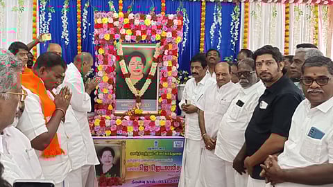   தமிழக முன்னாள் முதல்வா் ஜெ.ஜெயலலிதா நினைவு தினத்தையொட்டி, புதுச்சேரி நகராட்சி அரங்கில் அவரது உருவப் படத்துக்கு மலா்தூவி மரியாதை செலுத்திய முதல்வா் என்.ரங்கசாமி. உடன் அமைச்சா் க.லட்சுமிநாராயணன், அதிமுக மாநில செயலா் ஆ.அன்பழகன் உள்ளிட்டோா்.