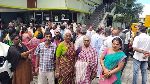 வால்பாறை நகராட்சி அலுவலகத்தை முற்றுகையிட்ட வியாபாரிகள்.