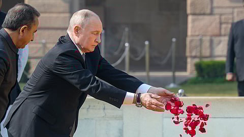 காந்தி நினைவிடத்தில் புதின் மரியாதை