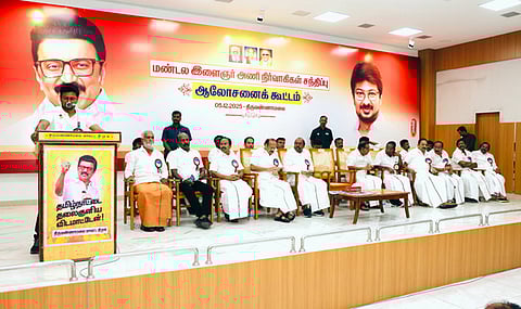 திருவண்ணாமலை மாவட்ட திமுக அலுவலகத்தில் வெள்ளிக்கிழமை நடைபெற்ற வடக்கு மண்டல இளைஞரணி நிா்வாகிகள் சந்திப்புக் கூட்டத்தில் பேசிய துணை முதல்வா் உதயநிதி ஸ்டாலின். உடன் அமைச்சா் எ.வ.வேலு, துணை பொதுச் செயலா்கள் க.பொன்முடி, அந்தியூா் செல்வராஜ், சட்டப் பேரவை த