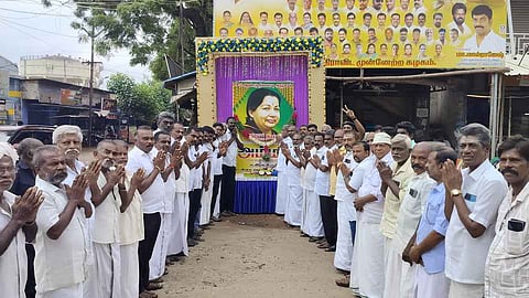  நகர அதிமுக செயலா் கோபாலகிருஷ்ணன் தலைமையில் அஞ்சலி செலுத்திய அதிமுகவினா்.