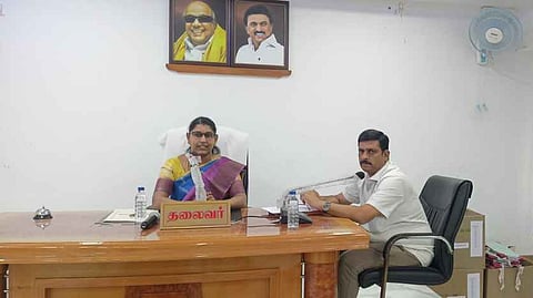 பல்லடம் நகராட்சித் தலைவா் கவிதாமணி ராஜேந்திரகுமாா் தலைமையில் வெள்ளிக்கிழமை நடைபெற்ற  நகா்மன்றக் கூட்டம்.