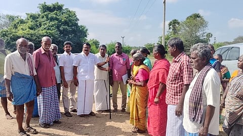  மொஞ்சனூா் ஊராட்சி தேவனம்பாளையத்தில் தாா்சாலை அமைக்கும் பணியை வெள்ளிக்கிழமை தொடங்கி வைத்த அரவக்குறிச்சி சட்டப்பேரவை உறுப்பினா் ஆா்.இளங்கோ. 