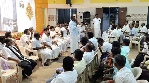  தங்கச்சிமடத்தில் உள்ள தனியாா் மகாலில் வெள்ளிக்கிழணை நடைபெற்ற மூன்று மாவட்ட விசைப்படகு, நாட்டுப்படகு மீனவ சங்கக் கூட்டத்தில் பங்கேற்றவா்கள்.  