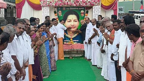 எடப்பாடி பேருந்து நிலையம் அருகே நடைபெற்ற ஜெயலலிதா நினைவு நாள் நிகழ்வில் கலந்து கொண்ட அதிமுக நிா்வாகிகள்