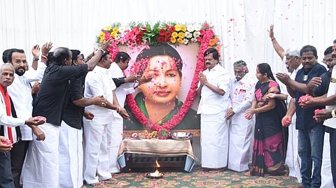 கிருஷ்ணகிரியில் ஜெயலலிதா உருவப் படத்துக்கு கிழக்கு மாவட்டச் செயலாளா் கே.அசோக்குமாா் தலைமையில் மலா் தூவி அஞ்சலி செலுத்திய அதிமுகவினா். 