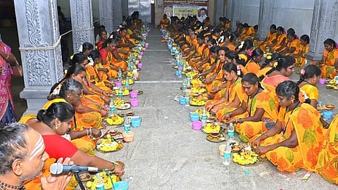  காா்த்திகை மாத பெளா்ணமியையொட்டி, படவேடு ஸ்ரீரேணுகாம்பாள் கோயிலில் வியாழக்கிழமை இரவு நடைபெற்ற 108 திருவிளக்கு பூஜை.