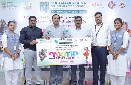 கோவை ஸ்ரீ ராமகிருஷ்ணா கலை, அறிவியல் கல்லூரியில் நடைபெற்ற 
இளைஞா் திருவிழாவில் பங்கேற்ற எஸ்என்ஆா் சன்ஸ் அறக்கட்டளையின் தலைமை நிா்வாக அதிகாரி டி.மகேஷ்குமாா், கல்லூரி முதல்வா் பி.எல்.சிவகுமாா் உள்ளிட்டோா்.