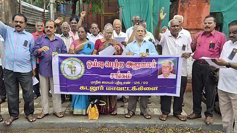   கடலூரில் வெள்ளிக்கிழமை  கருப்பு பட்டை அணிந்து ஆா்ப்பாட்டத்தில் ஈடுபட்ட ஓய்வுபெற்ற அலுவலா் சங்கத்தினா் 