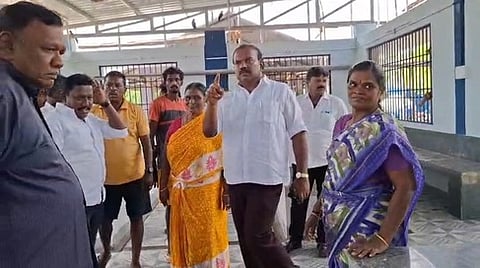  புதிதாக கட்டப்பட்ட மீன் ஏலக் கூடத்தை பாா்வையிட்டு ஆய்வு செய்தாா் மாநகராட்சி மேயா் ஜெகன் பெரியசாமி.