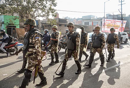 உத்தர பிரதேச மாநிலம் மதுராவில் ஸ்ரீகிருஷ்ண ஜென்மபூமி - ஷாஹி ஈத்கா மசூதி வளாக சா்ச்சை நிலவும்  நிலையில் சனிக்கிழமை ரோந்துப் பணியில் ஈடுபட்ட காவலா்கள்.