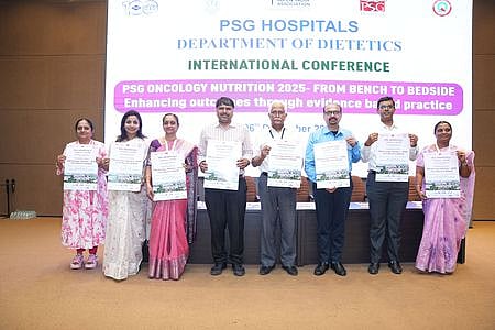 கோவை பிஎஸ்ஜி மருத்துவமனையில் நடைபெற்ற புற்றுநோயியல், உணவியல் துறை கருத்தரங்கில் பங்கேற்ற மருத்துவா்கள், மருத்துவமனை நிா்வாகிகள்.