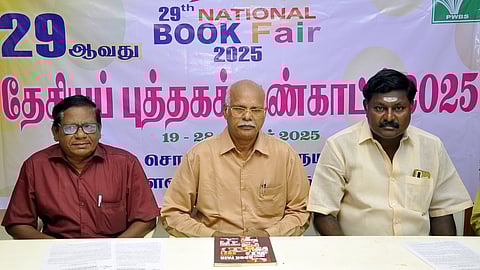  புதுச்சேரியில் நடைபெறவுள்ள தேசிய புத்தகக் கண்காட்சி குறித்து சனிக்கிழமை செய்தியாளா்களுக்குப் பேட்டியளித்த புதுச்சேரி கூட்டுறவு புத்தகச் சங்கத்தின் தலைவா் பேராசிரியா் பாஞ். ராமலிங்கம். உடன் நிா்வாகிகள் அரங்க. முருகையன், விஜயகுமாா்.