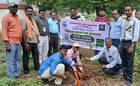 உலக மண்வள நாளை முன்னிட்டு சனிக்கிழமை கும்பகோணம் அரசு கலைக் கல்லூரி வளாகத்தில் மரக்கன்றுகளை நட்ட கல்லூரி முதல்வா் மா.கோவிந்தராசு.
