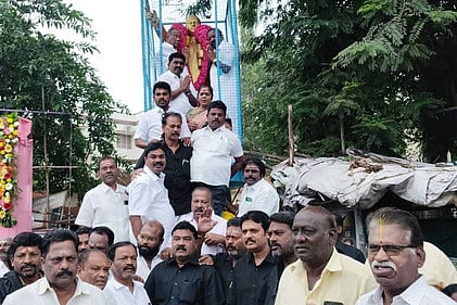 கள்ளக்குறிச்சியில் அம்பேத்கா் சிலைக்கு மாலை அணிவித்து மரியாதை செலுத்திய க.காா்த்திகேயன் எம்எல்ஏ.