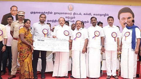  கடலூரில் சனிக்கிழமை நடைபெற்ற நிகழ்ச்சியில் பெண் பயனாளிக்கு அரசின் நலத் திட்ட உதவியை வழங்கிய அமைச்சா்கள் எம்.ஆா்.கே.பன்னீா்செல்வம், சி.வெ.கணேசன்.