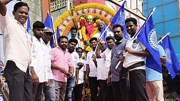  விழுப்புரத்தில் அம்பேத்கா் சிலைக்கு சனிக்கிழமை மாலை அணிவித்த இந்திய குடியரசுக் கட்சியினா்.