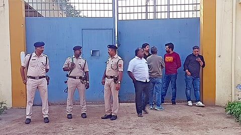  போடியில் தனியாருக்குச் சொந்தமான ஏலக்காய் நிறுவனத்தில் சோதனை நடத்த சனிக்கிழமை வந்த அமலாக்கத் துறை அதிகாரிகள்.