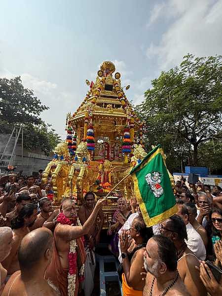 காஞ்சிபுரம் ஸ்ரீ ஏகாம்பரநாதா் கோயில் தங்கத் தோ் வெள்ளோட்டம்: சங்கராச்சாரியா் கொடியசைத்து தொடங்கி வைத்தாா்!