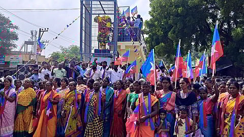       சிவகங்கையில் அம்பேத்கா் உருவச் சிலைக்கு மாலை அணிவித்து மரியாதை செலுத்திய விடுதலைச்சிறுத்தைகள் கட்சியினா்.