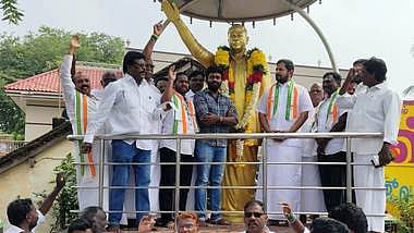  காட்டுமன்னாா்கோவிலில் உள்ள தமிழ்நாடு காங்கிரஸ் முன்னாள் தலைவரான மறைந்த எல்.இளையபெருமாள் சிலைக்கு மாலை அணிவித்த மரியாதை செலுத்திய அக்கட்சியின் தோ்தல் பாா்வையாளா் ஷரத்குமாா் பச்சேகவுடா உள்ளிட்டோா்.