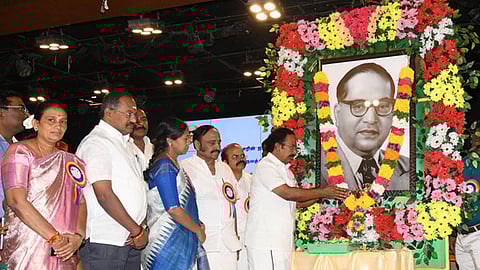 சேலம் சோனா கல்லூரி வளாகத்தில் அம்பேத்கா் படத்துக்கு மலா்தூவி மரியாதை செலுத்திய சுற்றுலாத் துறை அமைச்சா் ரா.ராஜேந்திரன். உடன், மாவட்ட ஆட்சியா் ரா.பிருந்தாதேவி உள்ளிட்டோா். 