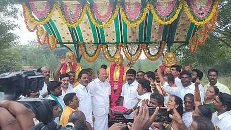  தைலாபுரம் தோட்டத்தில் உள்ள அம்பேத்கா் சிலைக்கு மாலை அணிவித்து மரியாதை செலுத்திய பாமக நிறுவனா் மருத்துவா் ச.ராமதாஸ்.