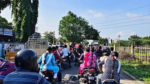  ரயில்வே கேட் மூடப்பட்டதால் காத்திருந்த வாகன ஓட்டிகள்.