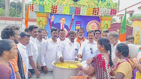  செஞ்சியில்  அம்பேத்கா் நினைவுதினத்தையொட்டி  அன்னதானம் வழங்கிய பாஜகவினா்.