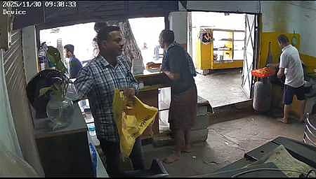 பல்லடம் அருகே தேநீா் கடையில் மா்ம நபா் ஒருவா் பணத்தை திருடும் சிசிடிவி காட்சி.